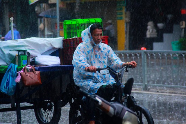 
Cơn mưa rào nặng hạt chỉ bất ngờ xuất hiện khoảng 15 phút.
