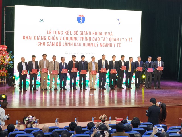 
Lãnh đạo Bộ Y tế Trao chứng chỉ tốt nghiệp cho các học viên khóa IV
