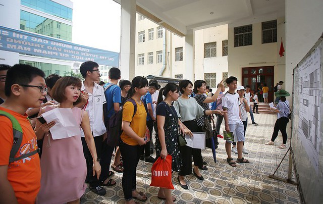 Thí sinh, phụ huynh trong ngày làm thủ tục thi vào lớp 10 THPT Chuyên Đại học Sư phạm Hà Nội năm 2018. Ảnh: Ngọc Thành