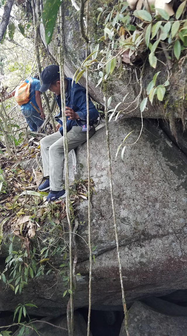 
Núi Chứa Chan có nhiều mỏm đá cao cheo leo, nếu không cẩn thận người leo núi dễ gặp nguy hiểm.
