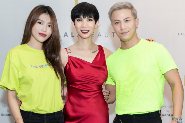 Người mẫu Quỳnh Châu và ca sĩ Mai Tiến Dũng mặc đồ đôi dự sự kiện.