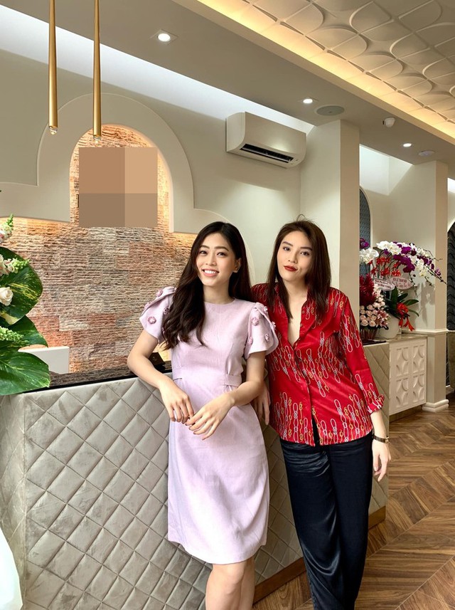 Trong khi các mỹ nhân Vbiz khác chuộng váy áo nữ tính thì Kỳ Duyên lại ưu ái sơ mi buông cúc hờ hững phối cùng nhiều kiểu quần khác nhau cho street style. (Ảnh: FBNV)