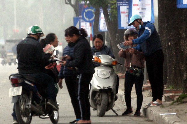 
Trước cổng trụ sở VFF, mỗi cò cầm trên tay hàng chục tấm vé chào mời.
