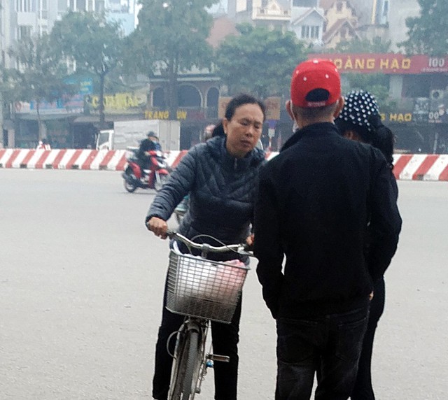 
Lập tức có một nữ cò vé khác chạy lại xem xét những tấm vé vừa mua được.
