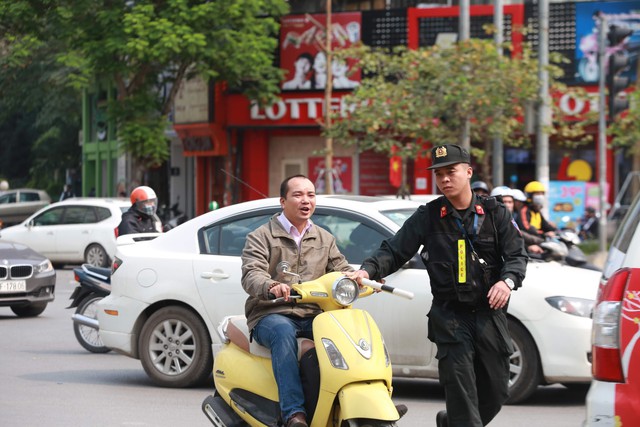 
Anh Hà Văn Minh (29 tuổi, người vi phạm trú tại huyện Thanh Sơn, Phú Thọ) cho biết: “Tôi làm sửa chữa công trình xây dựng gần đây. Vì nghĩ đi gần nên chúng tôi đi ăn cơm cũng bất cẩn không đội mũ bảo hiểm. Chúng tôi cũng sẽ rút kinh nghiệm, vì nếu phải xử phạt thì bản thân tôi cũng không đủ tiền mà nộp phạt”.
