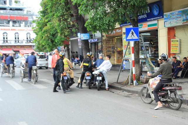 
Ngày 26/3, tại nút giao Tràng Tiền - Hàng Bài và dọc tuyến phố Đinh Tiên Hoàng, Lý Thái Tổ, Tổ xử lý theo kế hoạch số 27 do Thượng úy Huỳnh Tấn Quảng làm tổ trưởng (Đội CSGT số 1, Phòng CSGT - CA TP Hà Nội) đã phát hiện và lập biên bản xử phạt hàng loạt trường hợp điều khiển xe mô tô không đội mũ bảo hiểm.
