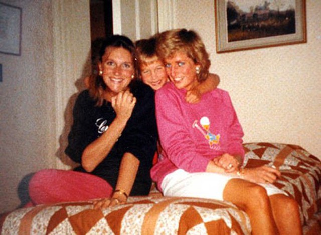 Hoàng tử William chen giữa Diana và bạn thân của bà, Carolyn Bartholomew, ở Highgrove năm 1989. Ảnh: UK Press.