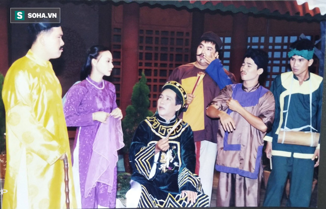 Hữu Nghĩa (áo vàng) cùng Hoàng Mập (đứng giữa có râu), đạo diễn - diễn viên Trung Lùn và một số anh chị em nghệ sĩ khác.