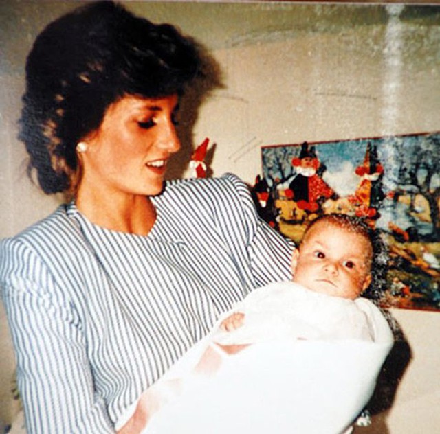 Diana bế con đỡ đầu Jack trong bức ảnh được chụp bởi camera của bà Mary Bruce năm 1989. Ảnh: UK Press.