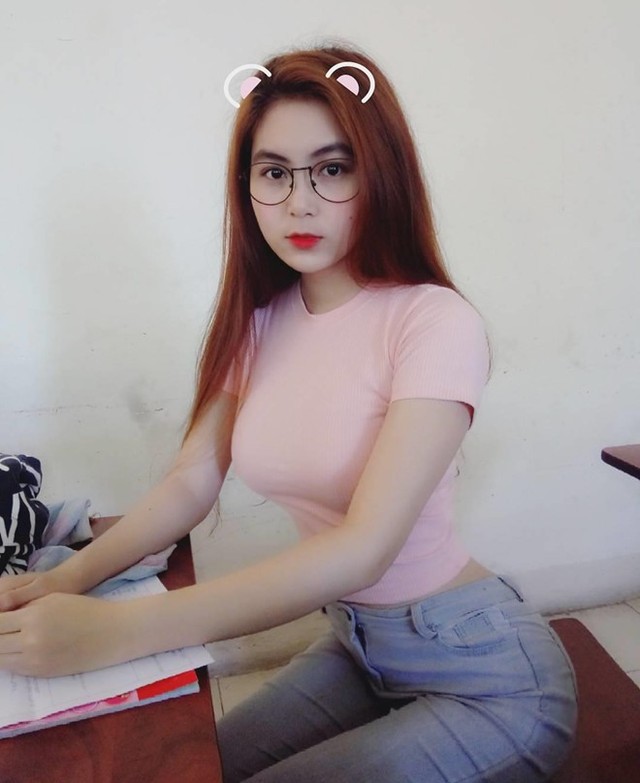 Từng có nhiều lời chỉ trích đến với hot girl 9X, cho rằng cô giáo nhưng lại ăn mặc phản cảm. Có người mang công việc làm mẫu ảnh ra đánh giá đạo đức, điều này thật vô căn cứ. Đó là sở thích và công việc của mình, không làm gì sai để bị lên án, Trân Trần nói.