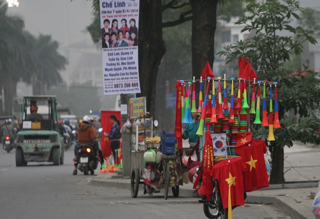 Dọc đường Lê Quang Đạo rất nhiều điểm bán cờ, băng-rôn cùng các dụng cụ cổ vũ cho đội tuyển được bày bán.