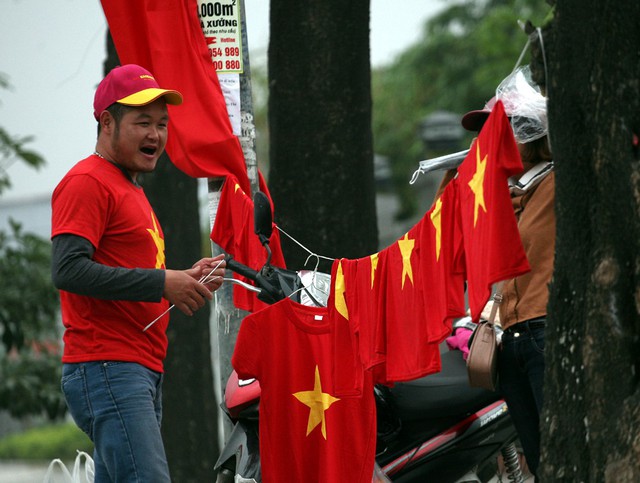 Giá mỗi chiếc áo phông in hình cờ đỏ sao vàng chỉ 50.000 - 70.000 đồng.