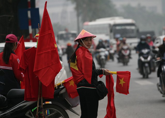 Một điểm bán cờ, băng-rôn khác trên đường Lê Quang Đạo.