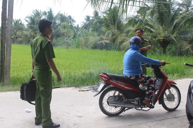 Lực lượng công an khám nghiệm hiện trường.