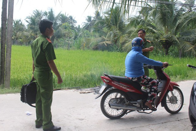 
Lực lượng công an khám nghiệm hiện trường.
