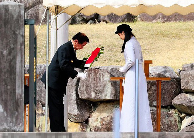 Công chúa Kako viếng lăng mộ Nhật hoàng Showa và Hoàng hậu Kojun hôm 25/3. Ảnh: The Asahi Shimbum.