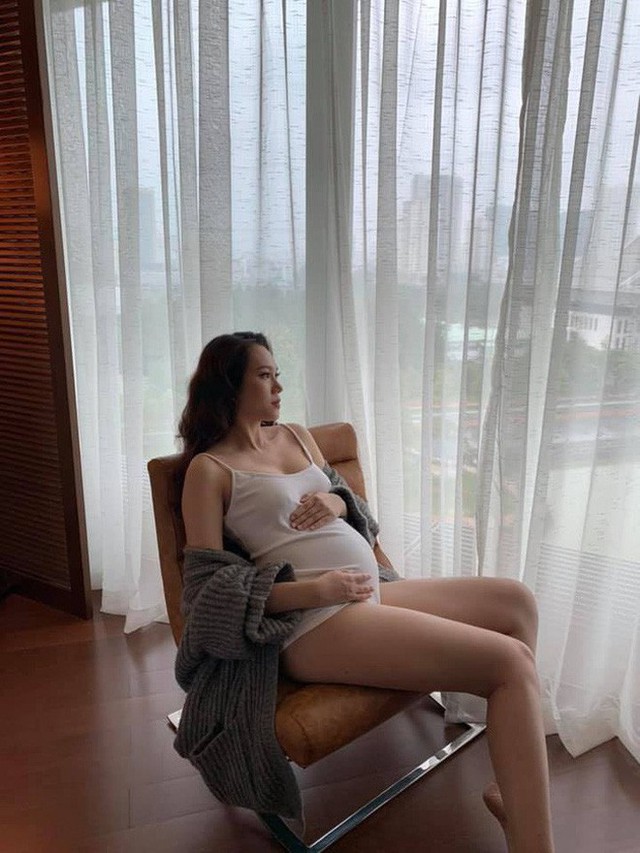 Thông tin siêu mẫu Ngọc Thạch đã sinh con được ông xã của cô đăng tải.