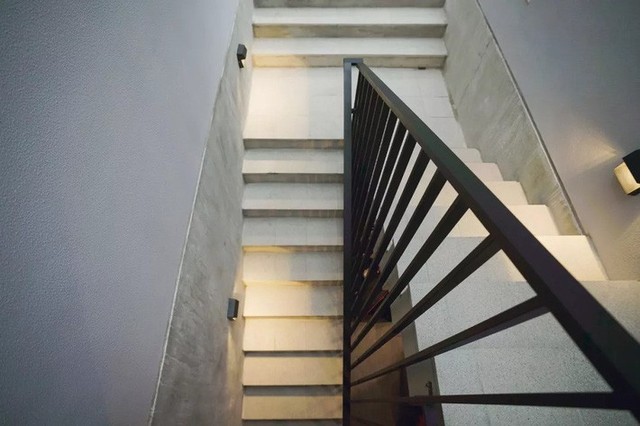 
Có cầu thang nối liền tầng hầm lên tòa nhà của ông Lin.
