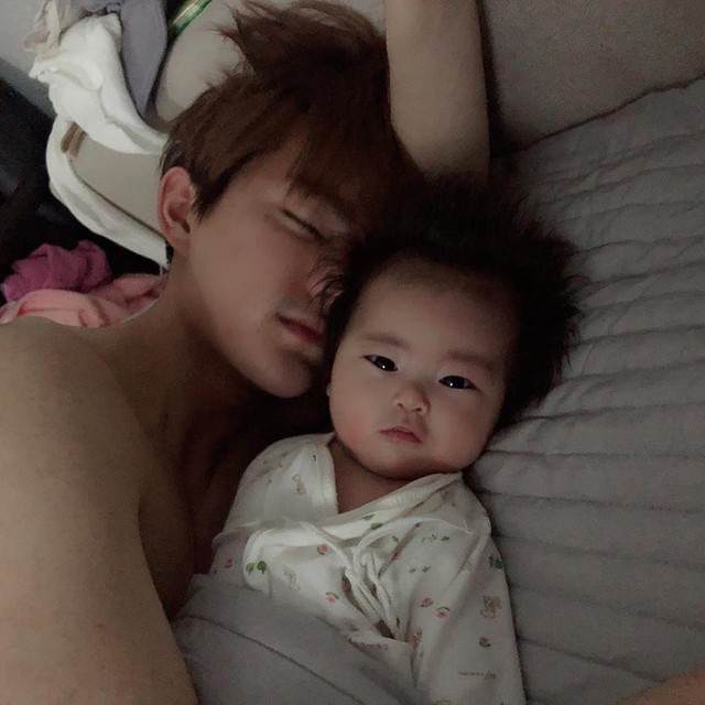 Con g&aacute;i Ham So Won được nhận x&eacute;t đ&aacute;ng y&ecirc;u. Nữ diễn vi&ecirc;n T&igrave;nh dục l&agrave; chuyện nhỏ cho biết kh&ocirc;ng c&oacute; &yacute; định sinh em b&eacute; thứ hai. Chồng c&ocirc; cũng ủng hộ quyết định n&agrave;y v&igrave; lo lắng cho sức khỏe của vợ.