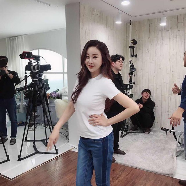 Tr&ecirc;n trang c&aacute; nh&acirc;n, Ham So Won chia sẻ h&igrave;nh ảnh cho thấy c&ocirc; sớm lấy lại v&oacute;c d&aacute;ng thon gọn. Tr&ograve; chuyện trong show truyền h&igrave;nh Flavor of Wife do TV Chosun thực hiện, Ham So Won thừa nhận c&ocirc; từng n&oacute;i dối bạn trai khi mới hẹn h&ograve;. Hoa hậu kể: &ldquo;T&ocirc;i kh&ocirc;ng n&oacute;i với anh ấy về tuổi của m&igrave;nh. Ch&uacute;ng t&ocirc;i gặp gỡ v&agrave; t&igrave;m hiểu để trở th&agrave;nh người y&ecirc;u. Tuy nhi&ecirc;n, khi mối quan hệ trở n&ecirc;n nghi&ecirc;m t&uacute;c hơn, t&ocirc;i đ&atilde; thực sự lo lắng&rdquo;.