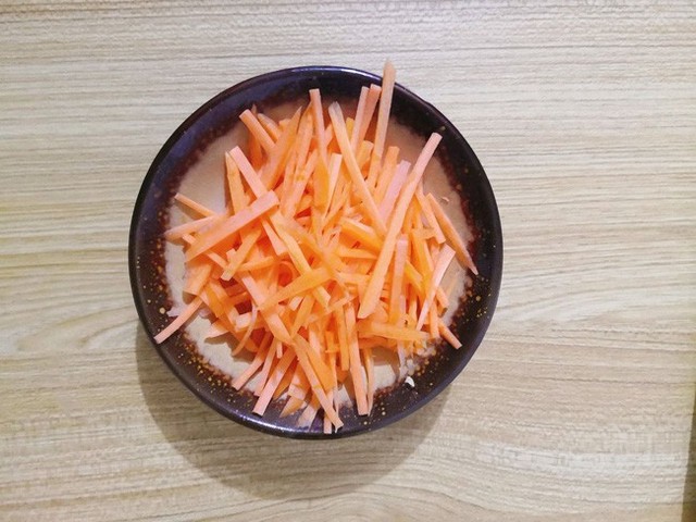 Phi thơm gừng trong chảo dầu sau đó bỏ giá đỗ, cà rốt vào xào chung.