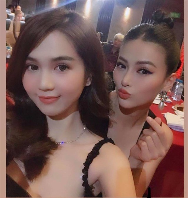 Phương Khánh và Ngọc Trinh selfie trong một sự kiện mới đây