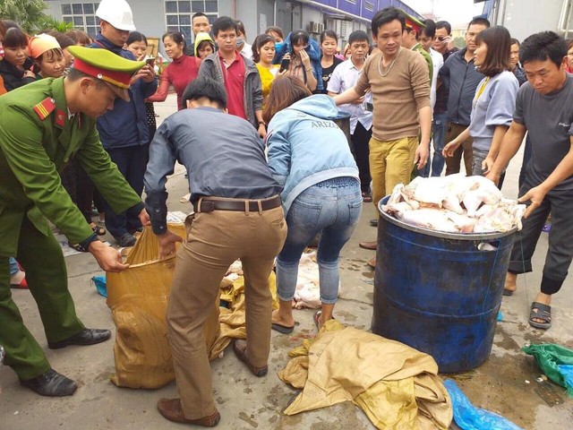 Hơn 1.000 công nhân bỏ bữa trưa tại Ninh Bình, do phát hiện nhà bếp của công ty TNHH Great Golbal Internation sử dụng thực phẩm có dấu hiệu hôi thối.
