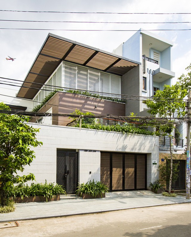 Ngôi nhà một trệt hai lầu, xây trên miếng đất rộng 300 m2 (12 x 25) tại quận Tân Phú, TP HCM, là nơi sinh sống của một gia đình trẻ bốn thành viên.