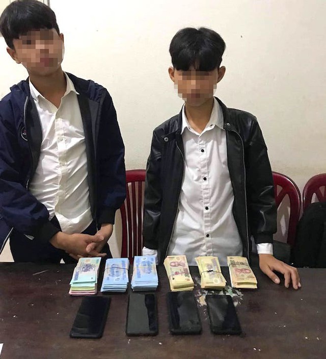 
Các đối tượng và tang vật tại công an.
