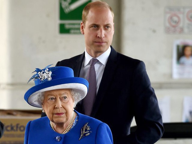 Nữ hoàng Elizabeth II và Hoàng tử William thăm nơi tạm trú cho những người sống sót sau vụ hỏa hoạn Tháp Grenfell hồi tháng 6/2017. Ảnh: PA.