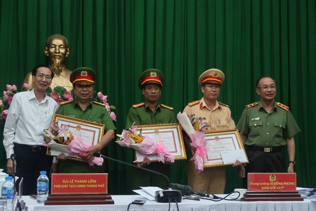 
Ông Lê Thanh Liêm trao bằng khen cho các đơn vị tham gia phá án.
