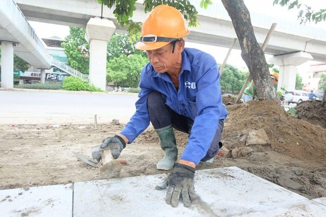 
Tới đây, Hà Nội sẽ tiến hành “thay áo” vỉa hè hơn 100 tuyến phố bằng đá tự nhiên. Ảnh: Mộc Trà
