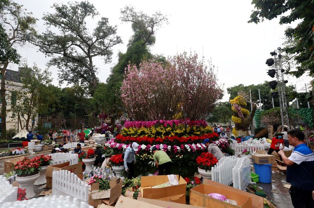 Giữa khu vực quảng trường một tiểu cảnh to lớn với sự kết hợp hàng trăm cành hoa anh đào được hoàn thiện.