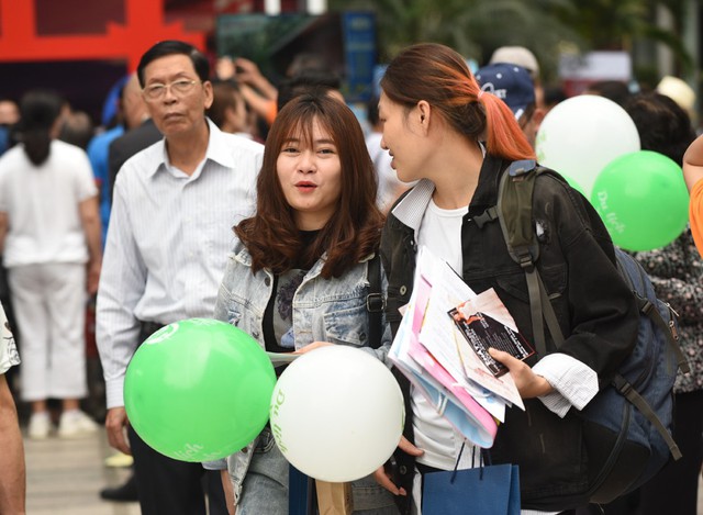 Mùa du lịch đang đến và rất nhiều gia đình đang lên kế hoạch để đi nghỉ mát, vui chơi nên tôi và nhiều người khác có mặt tại đây để tìm hiểu thông tin, một vị khách hàng cho hay.