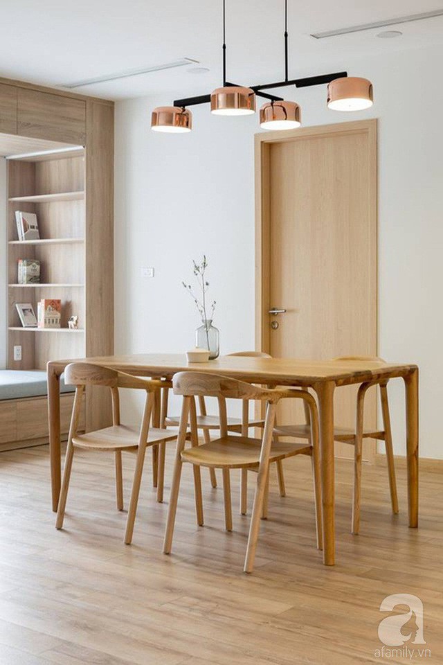 
Bộ bàn ăn bằng gỗ với đường nét thiết kế khá mềm mại giúp không gian giản đơn, gọn gàng nhưng vô cùng tinh tế, ấn tượng.

