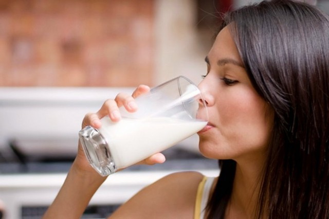 Uống sữa trong khi bụng rỗng sẽ tạo cảm giác giả no, khiến cho bạn không muốn ăn tiếp hoặc ăn không ngon miệng. Ảnh minh họa.