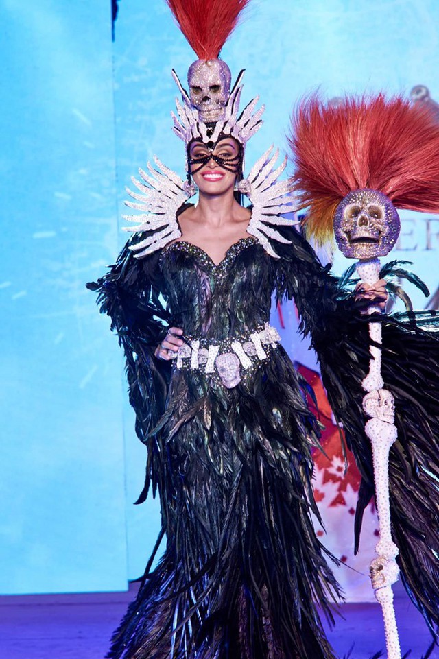 Tối 2/3, top 12 thí sinh của Miss International Queen 2019 - Hoa hậu Chuyển giới Quốc tế bước vào vòng thi trang phục truyền thống và tài năng. Với phần thi trình diễn trang phục truyền thống, hầu hết thí sinh đầu tư lớn, xuất hiện với những thiết kế độc đáo, cầu kỳ. Bên cạnh đó cũng không thiếu trang phục lạ lùng, thậm chí khá kỳ quặc. Thí sinh Brazil - Rafaela Manfrini - với bộ đồ gắn đầy đầu lâu. Trang phục của cô bị dân mạng so sánh với lễ hội hóa trang.



Khó hiểu nhất phải kể đến trang phục của thí sinh Thái Lan - Kanwara Kaewjin. Hầu hết khán giả theo dõi chương trình đều đánh giá thiết kế của thí sinh nước chủ nhà không đẹp mà còn cồng kềnh, khiến Kanwara Kaewjin trông gượng gạo, kém duyên dáng.





Sofia Colmenarez - thí sinh Venezuela - mất nhiều thời gian để di chuyển trên sân khấu vì sử dụng cà kheo. Môn nghệ thuật đi cà kheo bắt nguồn từ ngôi làng Langevelde (thuộc Merchtem, Bỉ) sau đó phổ biến ở nhiều quốc gia trên thế giới. Hoa hậu Chuyển giới Quốc tế bắt đầu tổ chức năm 2004 dành cho những người đẹp chuyển giới. Quy mô cuộc thi không lớn và luôn được tổ chức tại Thái Lan.





Năm nay, cuộc thi chỉ có 21 thí sinh - thấp kỷ lục. Đỗ Nhật Hà tiếp bước Hương Giang Idol tham gia sân chơi nhan sắc dành cho người chuyển giới. Trang phục dân tộc của cô có tên Gánh ngàn hoa, lấy ý tưởng từ gánh hát lô tô với bộ jumpsuit được làm thủ công, gắn kết phụ kiện và phần ô xòe. Bộ đồ khá lạ mắt nhưng bị đánh giá là chưa đủ tầm cỡ, lại khá màu mè, diêm dúa. Đỗ Nhật Hà sinh năm 1996, sở hữu nét đẹp dịu dàng, khả ái, thân hình gọn.





Hầu hết thí sinh đều chọn trang phục cầu kỳ, nặng nề, nhiều phụ kiện và màu sắc.  Xoay quanh cuộc thi còn rất nhiều tranh cãi, đặc biệt việc ban giám khảo thường là người Thái Lan nên công tác chấm thi không công bằng, thậm chí bất công với thí sinh da màu. Tính đến 2018, Thái Lan là nước có số thí sinh chiến thắng nhiều nhất (4 người). Điều đó, khiến dư luận đặt câu hỏi về độ trung thực của cuộc thi, nhất là khi cả 4 hoa hậu nói trên đều là vũ công trong công ty tổ chức.





Đêm bán kết của cuộc thi diễn ra vào ngày 6/3, chung kết được tổ chức sau đó 2 ngày. Mặt bằng thí sinh năm nay được đánh giá là đồng đều nhưng thiếu những gương mặt thực sự nổi trội. Về nhan sắc, Đỗ Nhật Hà được khen ngợi.





Thí sinh Ấn Độ - Veena Sendre chọn phong cách gợi cảm, trang phục thiết kế độc đáo, đặc biệt là phần mũ. Tuy nhiên, cô lộ nhược điểm vòng eo quá to khi mặc đồ diễn táo bạo.

