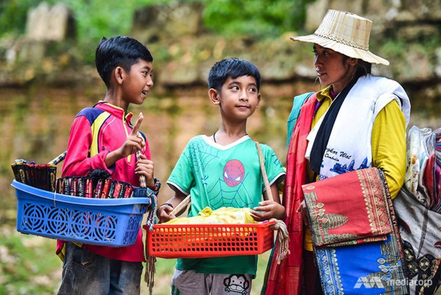 Thuch (ngoài cùng bên trái) cũng mẹ và em trai có cuộc đời tươi sáng sau khi nổi tiếng qua một đêm nhờ clip nói 16 thứ tiếng. Ảnh: Chanel News Asia.