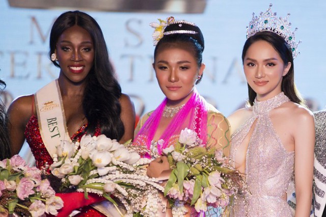 Hương Giang bên cạnh Hoa hậu Mỹ (trái) - Myanmar (giữa) - hai thí sinh giành giải nhất và nhì phần thi Tài năng.