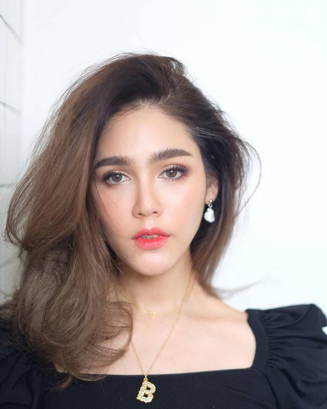 Tr&ecirc;n trang Instagram với 8,4 triệu người theo d&otilde;i, nữ diễn vi&ecirc;n Th&aacute;i Lan Chompoo Araya chia sẻ ảnh mới cận mặt. H&igrave;nh ảnh n&agrave;y được khen l&agrave; đẹp kh&ocirc;ng t&igrave; vết v&agrave; nhận được hơn 250.000 lượt người y&ecirc;u th&iacute;ch. Cư d&acirc;n mạng nhận x&eacute;t ở tuổi U40, Chompoo Araya kh&ocirc;ng c&oacute; nhiều sự thay đổi so với ch&iacute;nh c&ocirc; ng&agrave;y mới khởi nghiệp.