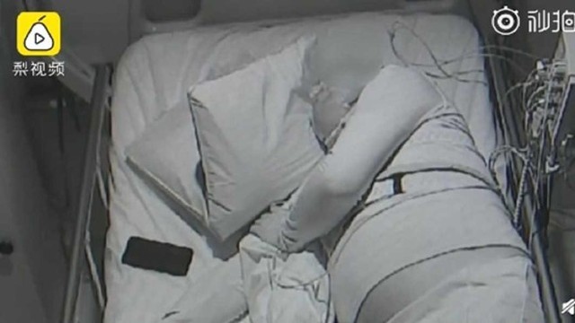 
Bệnh nhân được theo dõi giấc ngủ bằng các thiết bị máy móc. Ảnh: TVBS.
