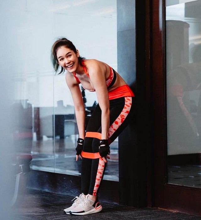 L&agrave; mẹ của hai b&eacute;, Chompoo Araya duy tr&igrave; chế độ luyện tập nghi&ecirc;m khắc. Nhờ đ&oacute;, c&ocirc; duy tr&igrave; được v&oacute;c d&aacute;ng mảnh mai, săn chắc v&agrave; gợi cảm.