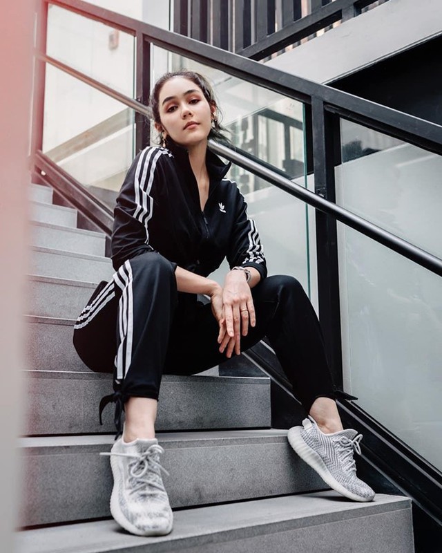 Hoạt động nhiều năm trong ng&agrave;nh giải tr&iacute; Th&aacute;i Lan, Chompoo Araya được ca ngợi l&agrave; biểu tượng sắc đẹp, sự s&agrave;nh điệu v&agrave; gợi cảm. C&ocirc; l&agrave; t&iacute;n đồ của h&agrave;ng hiệu. Mỗi sự kiện c&oacute; sự g&oacute;p mặt của nữ diễn vi&ecirc;n 38 tuổi, truyền th&ocirc;ng xứ Ch&ugrave;a v&agrave;ng đều vất vả để t&aacute;c nghiệp. Phong c&aacute;ch quen thuộc trong c&aacute;c sự kiện của Chompoo Araya l&agrave; v&aacute;y ki&ecirc;u sa v&agrave; gợi cảm. Trong đời thường, c&ocirc; chuộng sự đơn giản, phong c&aacute;ch thể thao.