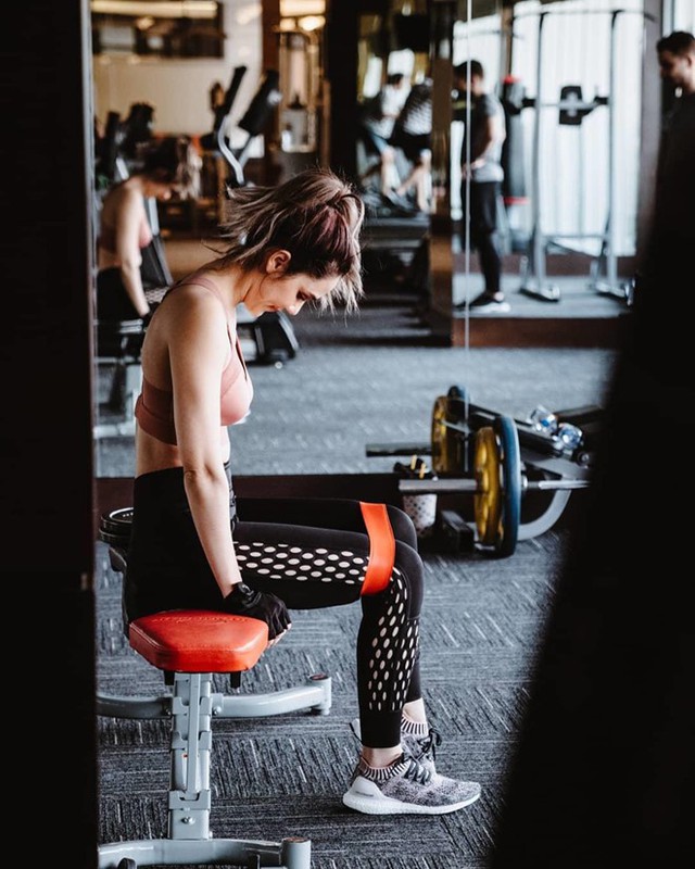 H&igrave;nh ảnh gợi cảm của b&agrave; mẹ hai con tại ph&ograve;ng tập. T&ocirc;i kh&ocirc;ng c&ograve;n trẻ, đ&atilde; sắp bước sang tuổi 40 rồi v&agrave; t&ocirc;i cần luyện tập nhiều hơn những bạn trẻ kh&aacute;c, c&ocirc; chia sẻ.