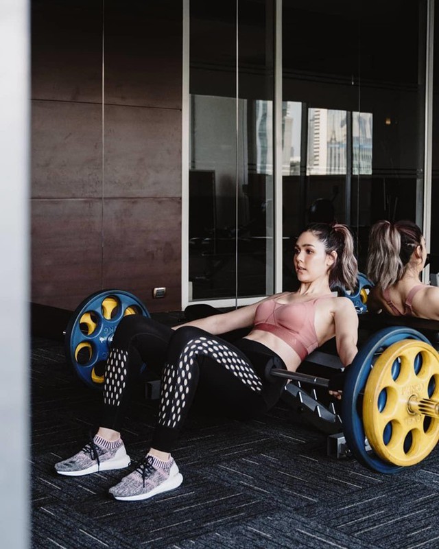 Chompoo kh&ocirc;ng qu&aacute; nổi bật về diễn xuất nhưng lại l&agrave; người biết c&aacute;ch khiến m&igrave;nh trở n&ecirc;n tỏa s&aacute;ng. Cuộc sống h&ocirc;n nh&acirc;n vi&ecirc;n m&atilde;n của Chompoo Araya b&ecirc;n người chồng gi&agrave;u c&oacute; c&agrave;ng khiến kh&aacute;n giả ngưỡng mộ.