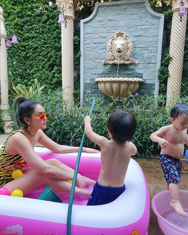 Gi&acirc;y ph&uacute;t đ&ugrave;a nghịch của biểu tượng sắc đẹp Th&aacute;i Lan b&ecirc;n c&aacute;c con. Chompoo Araya cho biết c&ocirc; lu&ocirc;n cố gắng c&acirc;n đối lịch l&agrave;m việc, chăm s&oacute;c con c&aacute;i v&agrave; thời gian d&agrave;nh cho bản th&acirc;n.