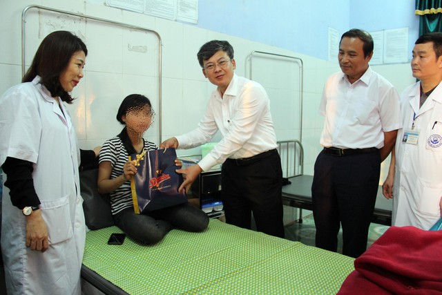 
Lãnh đạo UBND tỉnh Hưng Yên đến thăm hỏi, động viên nữ sinh Y. nằm điều trị tại bệnh viện. Ảnh: Thu Yến
