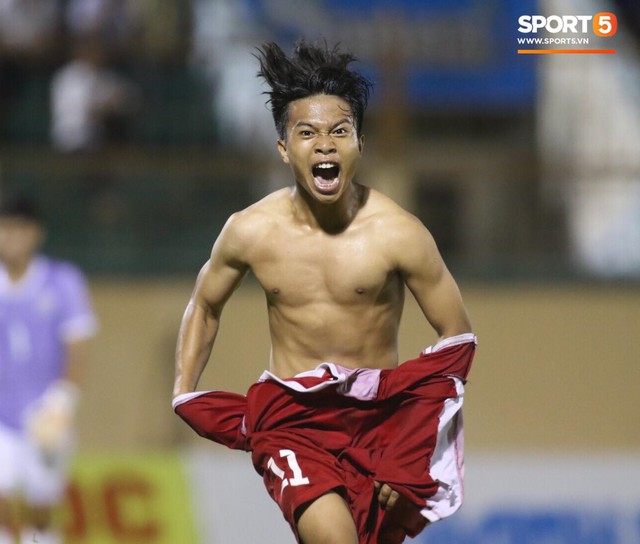 Niềm vui của Ngọc Tạo sau khi ghi bàn vào lưới U19 Thái Lan. Ảnh: Thái Hải.
