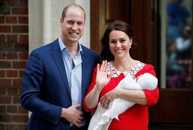 Công nương Kate bế Hoàng tử Louis hồi tháng 4 năm ngoái.