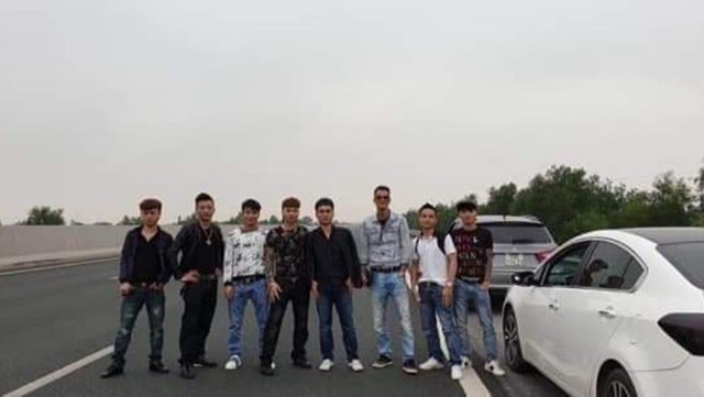 Nhóm thanh niên dàn hàng ngang chụp ảnh trên cao tốc Hà Nội- Hải Phòng. Ảnh: N.Đ